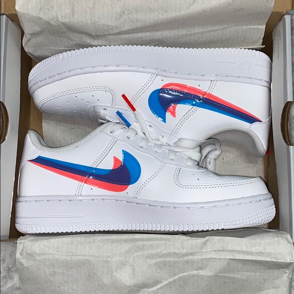 AIR FORCE 1 LV8 White/Blue Hero- Bright Crimson